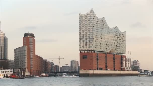 Elbphilharmonie och hamnen i hamburg, Tyskland filmade från en båt på floden elbe 2016 — Stockvideo