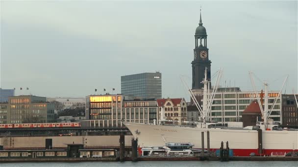 Hamburgo, Alemania skyline con la iglesia de San Miguel y el metro en la puesta del sol — Vídeos de Stock