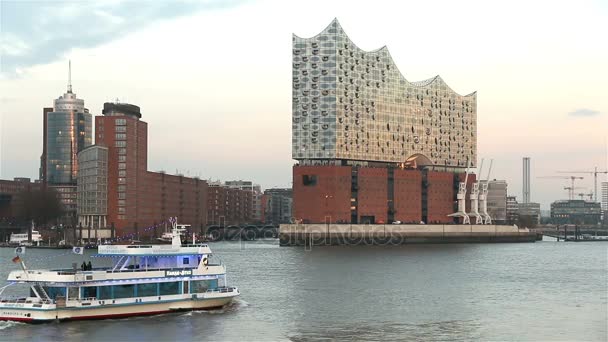 Elbphilharmonie i portu w Hamburgu, Niemcy w zachód słońca z Łaby i turystyczna łodzi 2016 — Wideo stockowe