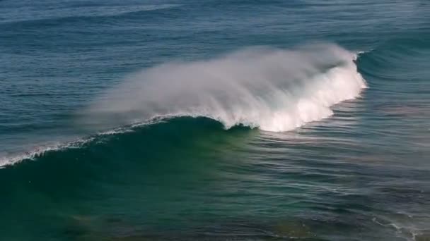 Les vagues de l'océan Atlantique courent sur le littoral de Fuerteventura, îles Canaries 