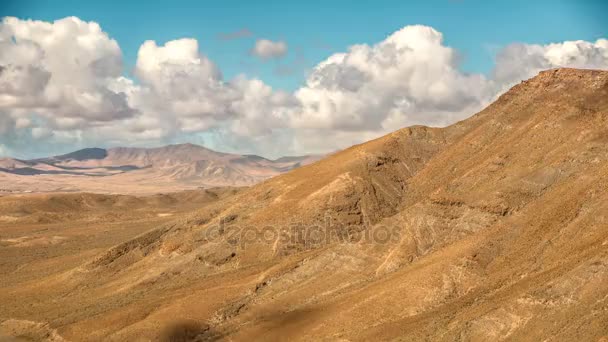 Timelapse bulutlar ve gölgeler kuru bir peyzaj üzerinde sinek — Stok video