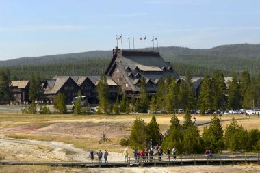 Old Faithful Inn, Yellowstone Parkı, Montana. Inn şu eski sadık Şofben önünde yer alır