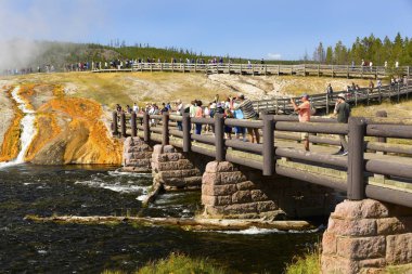 Grand Prismatic Şofben Havzası için yolda yürüyen turist