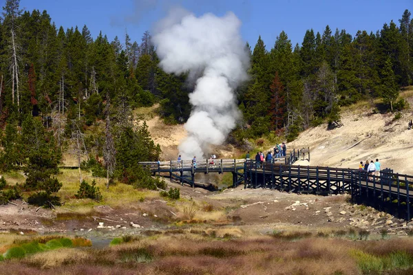 Tourists Walking Path Dragons Mouth Spring Mud Volcano Area — Stock Photo, Image