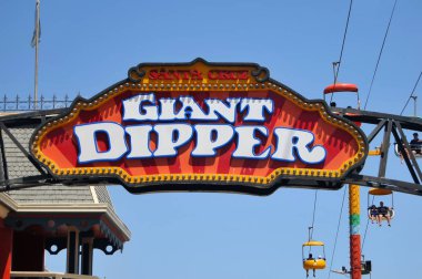 Binmek Santa Cruz Beach Boardwalk, Santa Cruz, California, ABD - büyük Kepçe Roller Coaster eğlence için işaret
