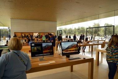 Santa Clara, California, Amerika Birleşik Devletleri - yeni Apple Park Ziyaretçi Merkezi Santa Clara, California bina dışında yeni Apple teknoloji uzay gemisi inşa