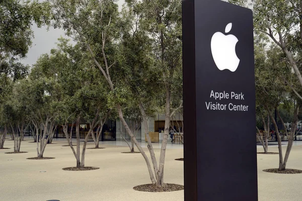 新しいアップル公園ビジター センターは サンタクララ カリフォルニア州の建物を新しい Apple 技術宇宙船外建てられたサンタ クララ カリフォルニア州 アメリカ合衆国 ストック写真