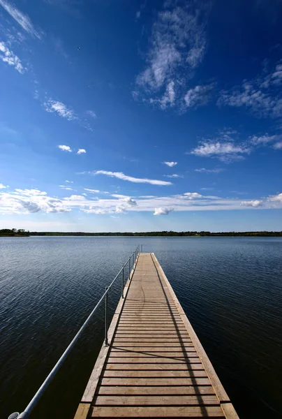 美しい湖で木製の桟橋 — ストック写真