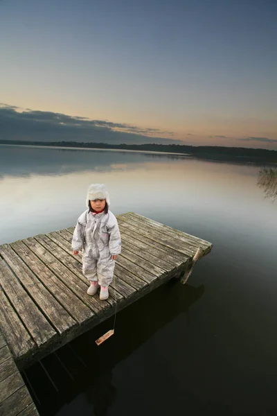 Dítě na dřevěném molu — Stock fotografie