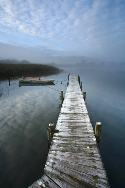 Cais de madeira em belo lago — Fotografia de Stock