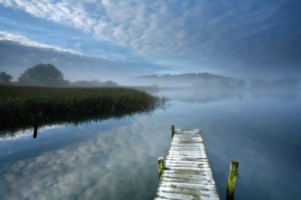 Holzsteg am schönen See — Stockfoto