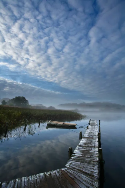 Dřevěné molo na krásné jezero — Stock fotografie