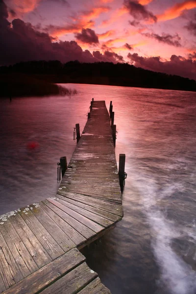 Houten pier op prachtige lake — Stockfoto