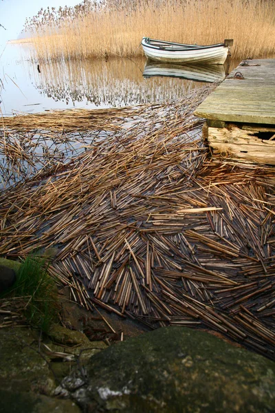 Barco de madera en el lago —  Fotos de Stock