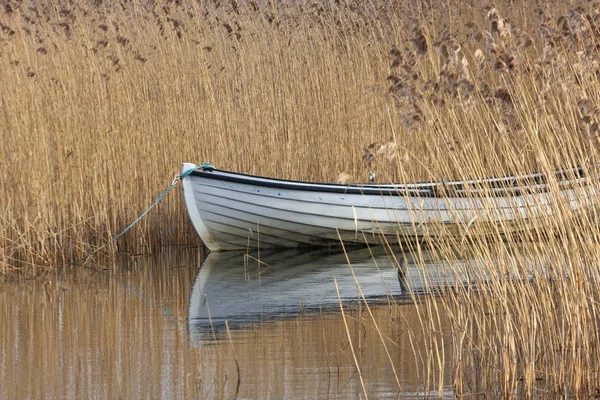 Barco de madera en el lago — Foto de Stock
