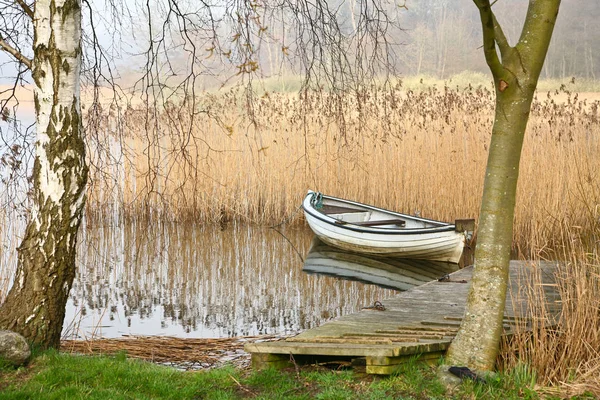 Houten boot op lake — Stockfoto