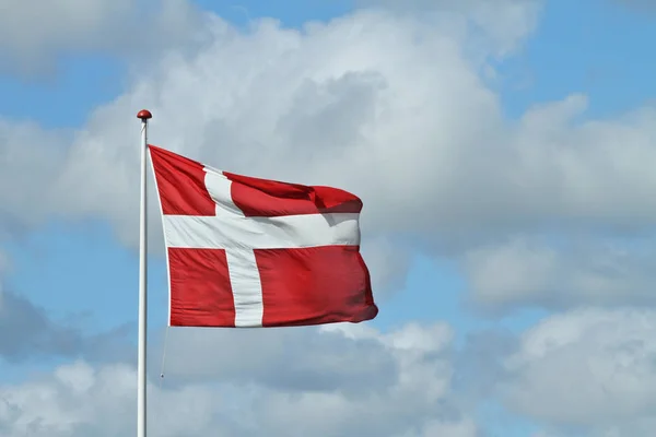 Macha flagą duński — Zdjęcie stockowe