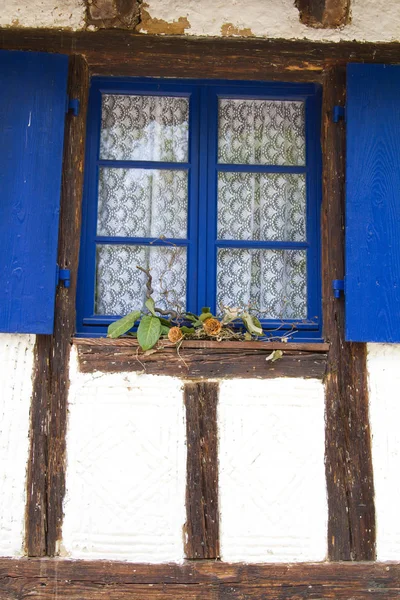 Ήμισυ εφοδιασμένο με ξύλα σπίτι στην Αλσατία — Φωτογραφία Αρχείου