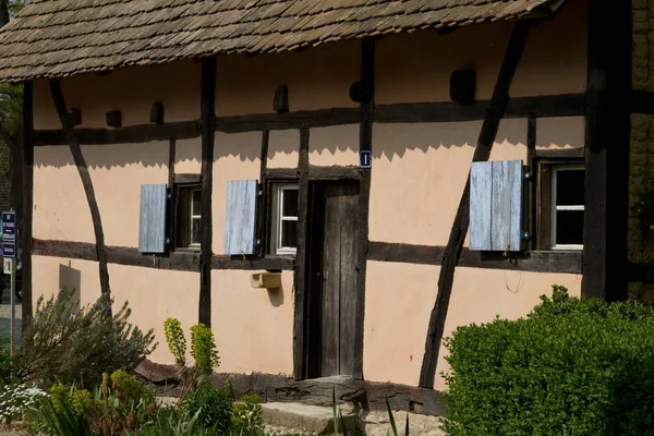 Halvan timrade huset i alsace — Stockfoto