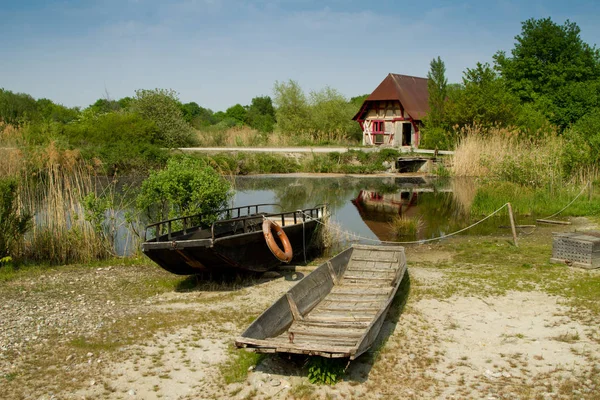 Barca sulla riva del lago — Foto Stock