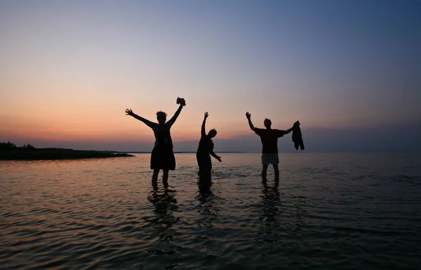 Gente divirtiéndose en el mar — Foto de Stock