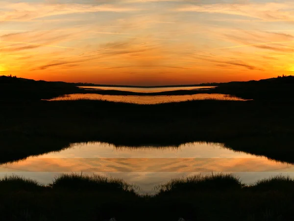 Malebný západ slunce nad jezerem — Stock fotografie