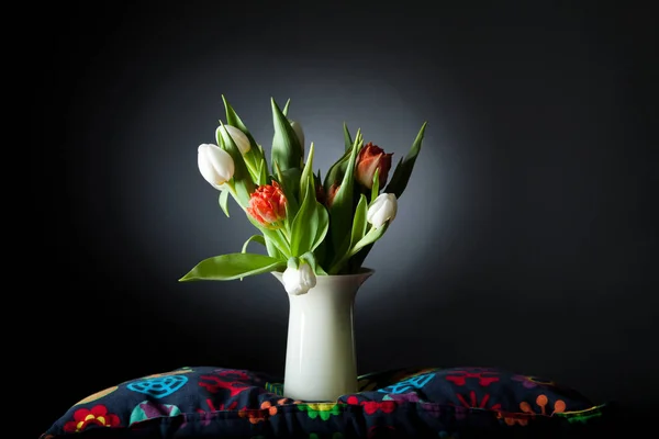 Bouquet de belles fleurs en vase — Photo