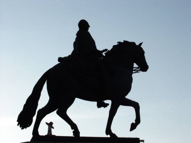 at heykeli siluet gökyüzü arka plan üzerinde