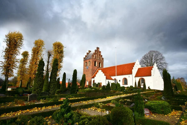 美丽的教会在 Helsinge 丹麦在春天 — 图库照片