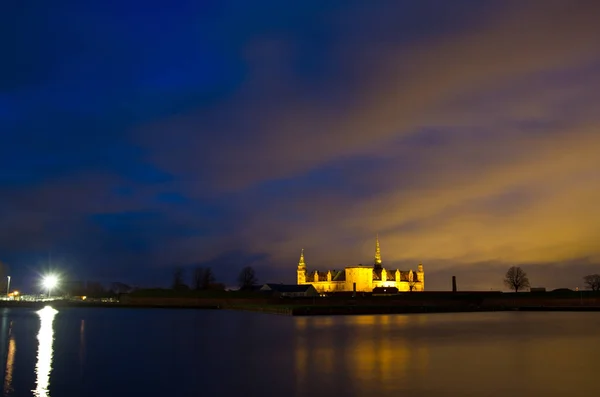 Кронборгский замок ночью видели из гавани Эльсинора — стоковое фото