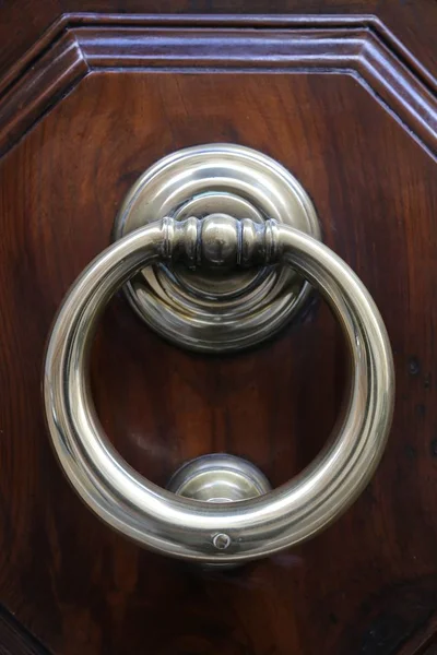 茶色の木製のドアを金属のノッカー — ストック写真