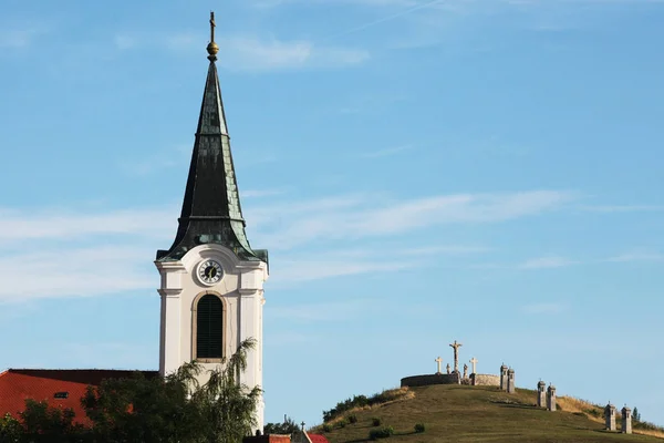 Katolska Kyrkans Torn Den Förgrunden Golgata Toppen Berget Bakgrunden — Stockfoto