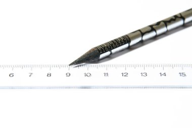 Bir cetvel ve bir kalem bir parçası