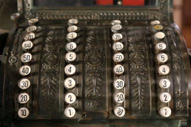 Çok eski bir yazar kasanın ayrıntıları.