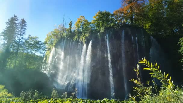 Vodopád v Chorvatsku za slunečného dne
