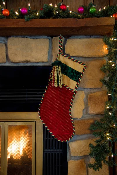Medias de pana roja de Navidad colgando de la chimenea — Foto de Stock