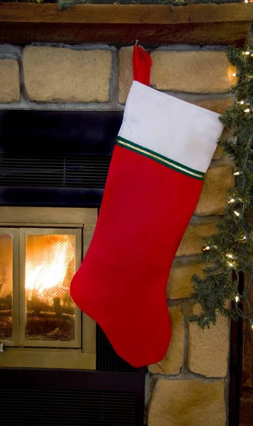Weihnachten roter Strumpf hängt am Kamin — Stockfoto