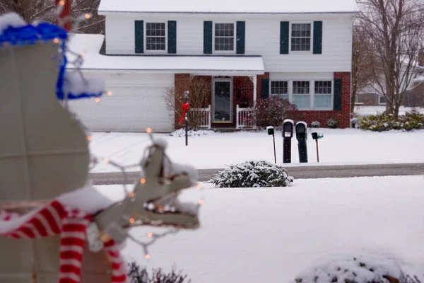 Dopo l'albero di Natale lungo la strada Pupazzo di neve in primo piano — Foto Stock