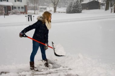 Kürekle kar hazır atmak için