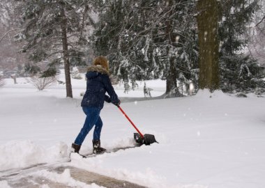 Kürekle kar iki kürek üzerinde eller