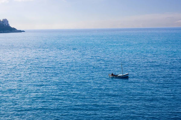 Pescador en tierra pequeña barco en Horizonte — Foto de Stock