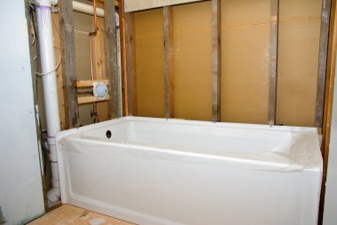 Banyo tadilat küvet ve çıplak duvarlar