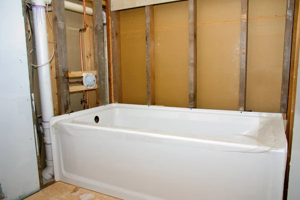 Ванна кімната переробляти ванну та голими стінами Стокове Зображення