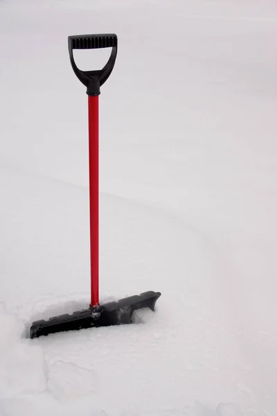Pá de neve preso na neve profunda — Fotografia de Stock