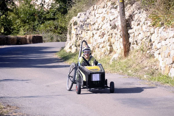 Carrera soapbox organizado en el pueblo de Tornac — Foto de Stock