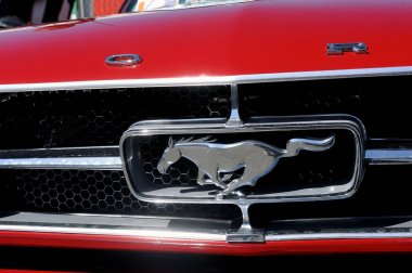 Bir Ford Mustang ızgara ve marka logosu yakın çekim