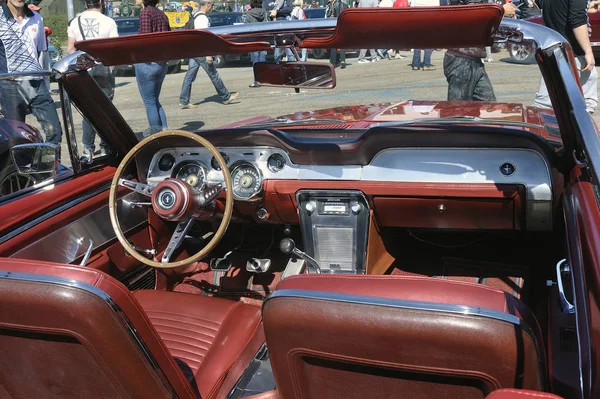 Dashboard of a Ford Mustang convertible — Stock Photo, Image