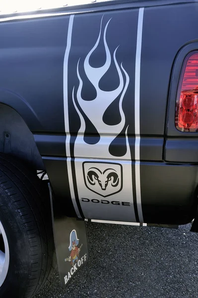 Decoratie graphics op een pick-up van het merk Dodge — Stockfoto