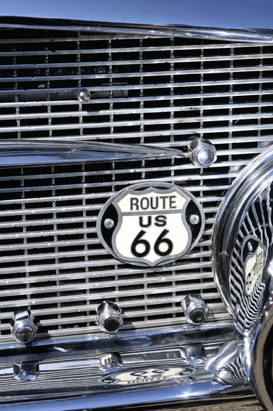 Emblema estrada 66 em uma grade de buick velho — Fotografia de Stock