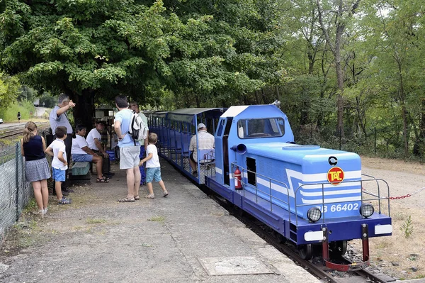 Küçük turistik tren Saint Ju arasındaki Sainte Cecile d'Andorge — Stok fotoğraf